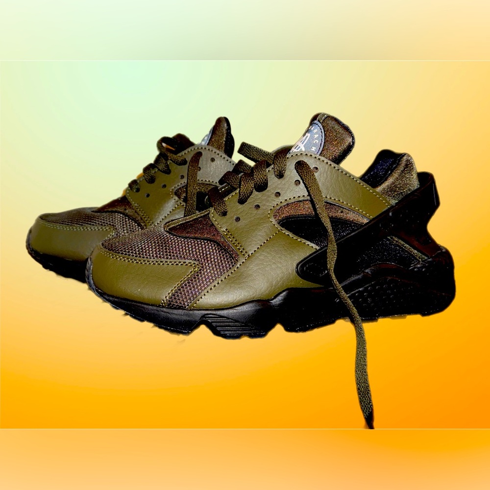NWT Nike Huaraches Olive Green size 7.5 men/9 women!!!